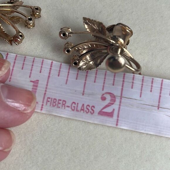 Vintage flower sprays climber earrings. Gold plated amber glass. - Picture 4 of 8